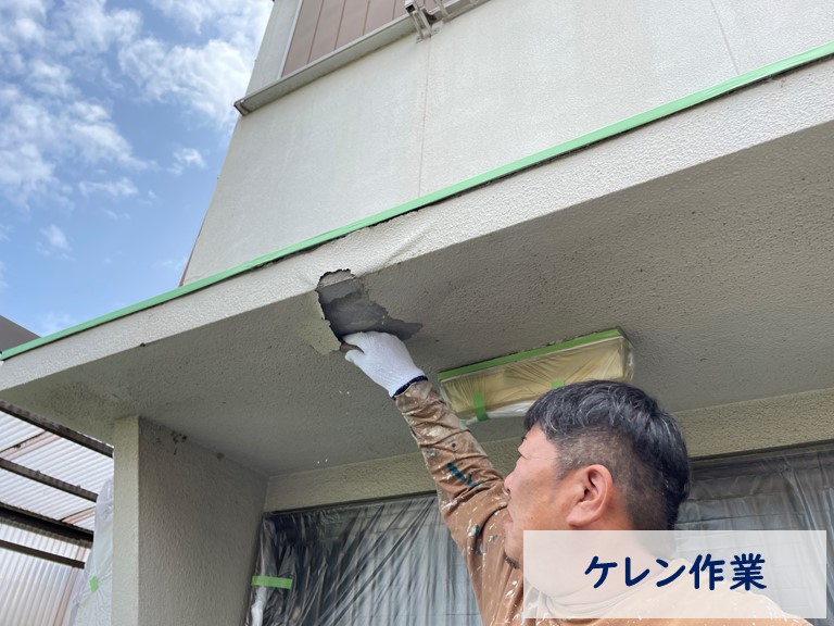 紀の川市で塗装前に古くなった塗膜を削り落とします