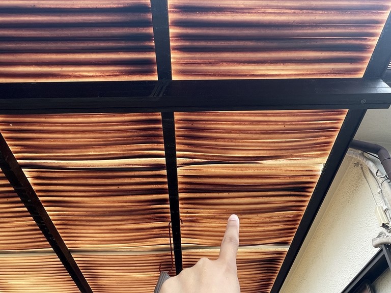 紀の川市で塩ビ波板が変形・変色していました