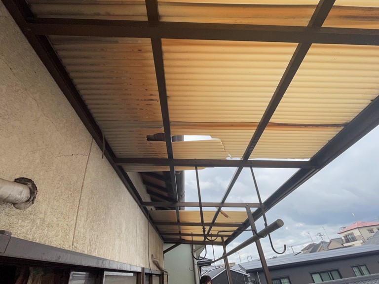 紀の川市で塩ビ波板を張替える工事を行います