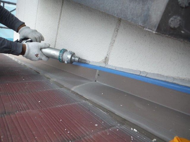 紀の川市で壁際水切りにシーリングが付かないよう養生してからシーリングを充填します