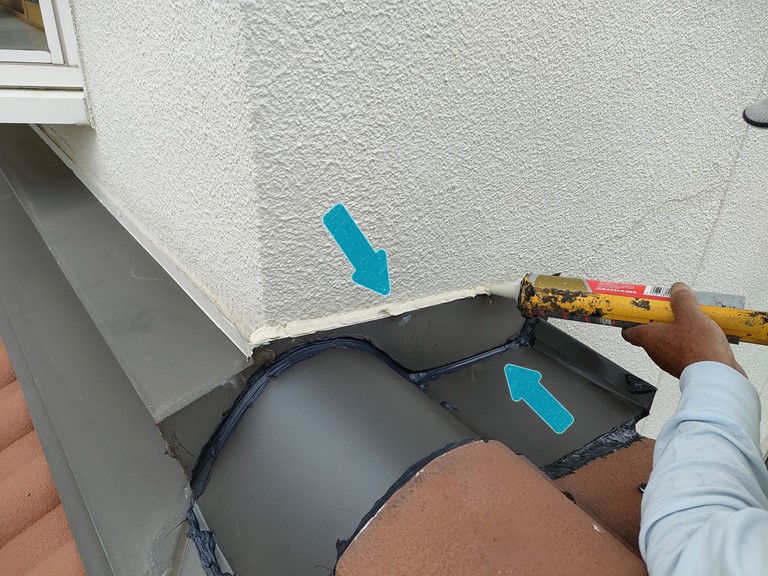 紀の川市で外壁と水切りの取合いや水切りの継ぎ目にコーキングを充填します