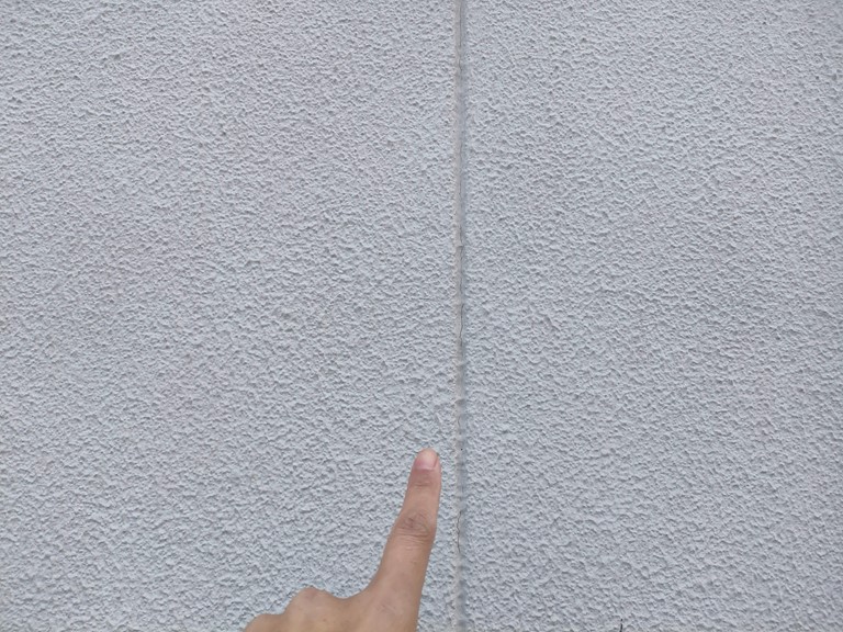 紀の川市で外壁の目地にクラック発生