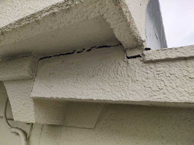 紀の川市で外壁の継ぎ目にクラック