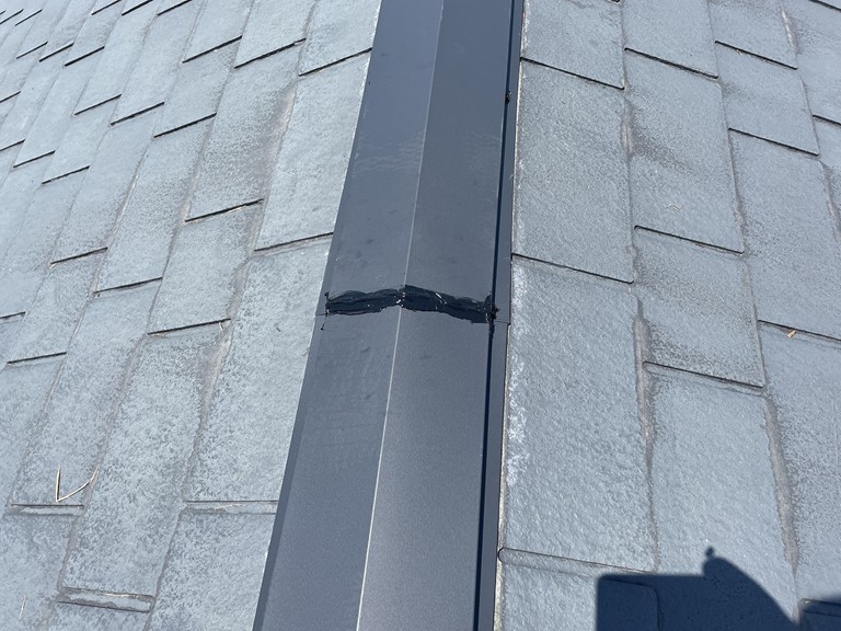 紀の川市で屋根にある鉄板の継ぎ目にはコーキングを充填します