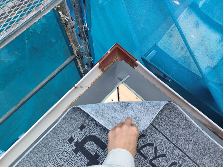 紀の川市で屋根の先全てに唐草を取り付けました