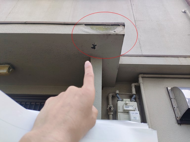 紀の川市で庇に塗装された塗膜が剥がれていました