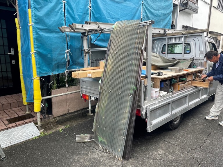 紀の川市で既存の波板を撤去