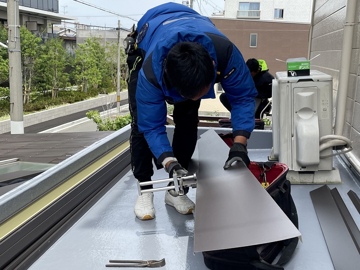 紀の川市で板金職人が板金を加工します