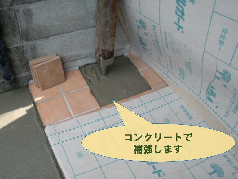 紀の川市で柱受けの周囲にコンクリートを詰めていきます