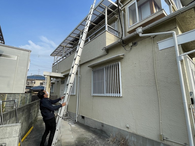 紀の川市で梯子をかけて波板を外します