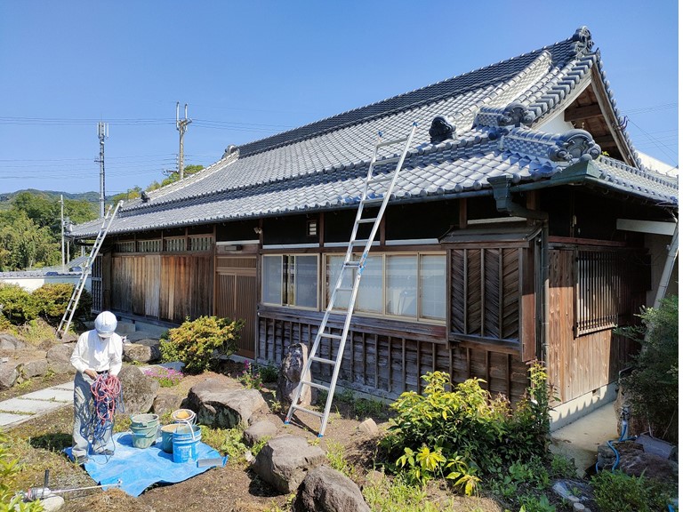 紀の川市で梯子をかけて雑草を撤去していきます