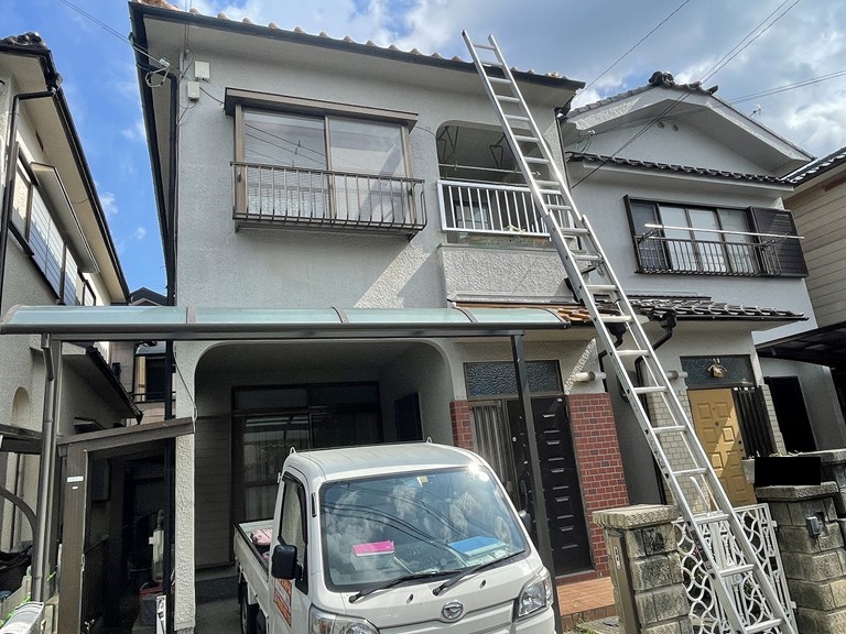 紀の川市で梯子を使って軒樋の動線を交換します