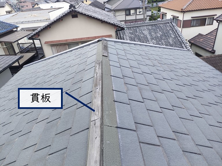 紀の川市で棟板金と貫板が飛散していました