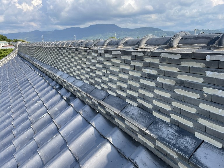 紀の川市で棟瓦の雑草を撤去しました