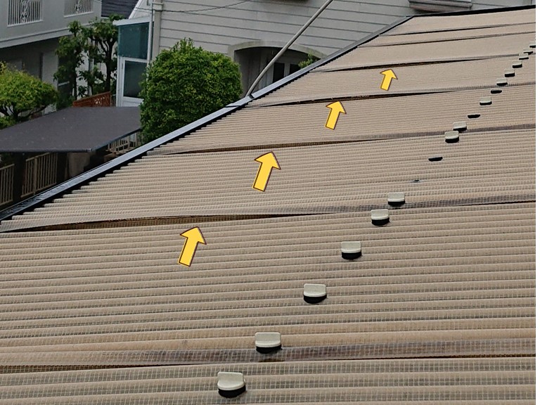 紀の川市で波板が変形していました