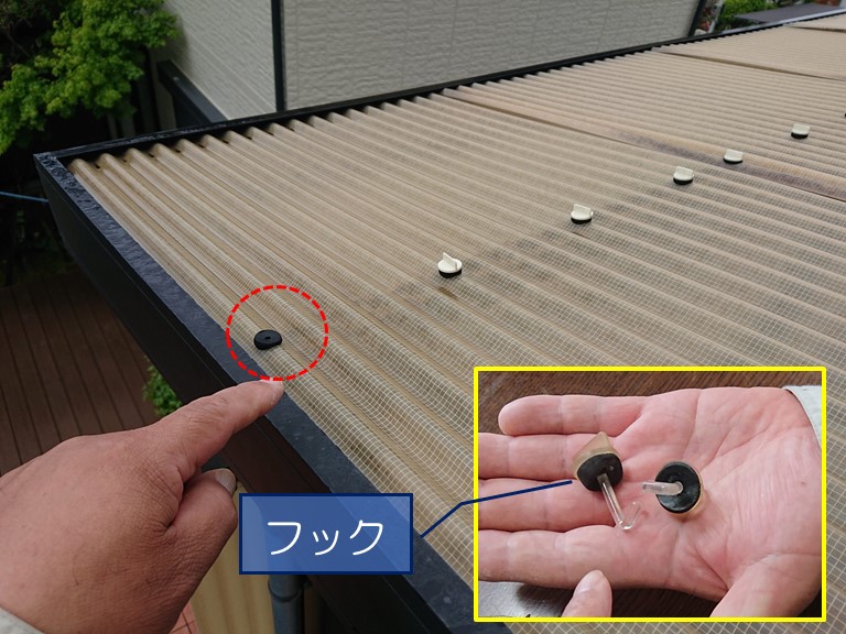 紀の川市で波板屋根のフックが外れていました