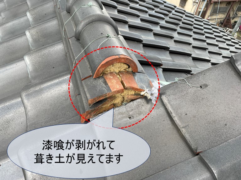 紀の川市で漆喰が剥がれて葺き土が見えてます