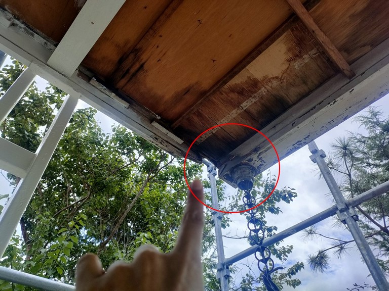 紀の川市で玄関屋根が腐食