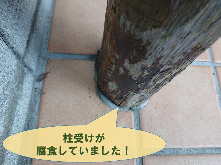 紀の川市で玄関屋根の受け柱が腐食していました