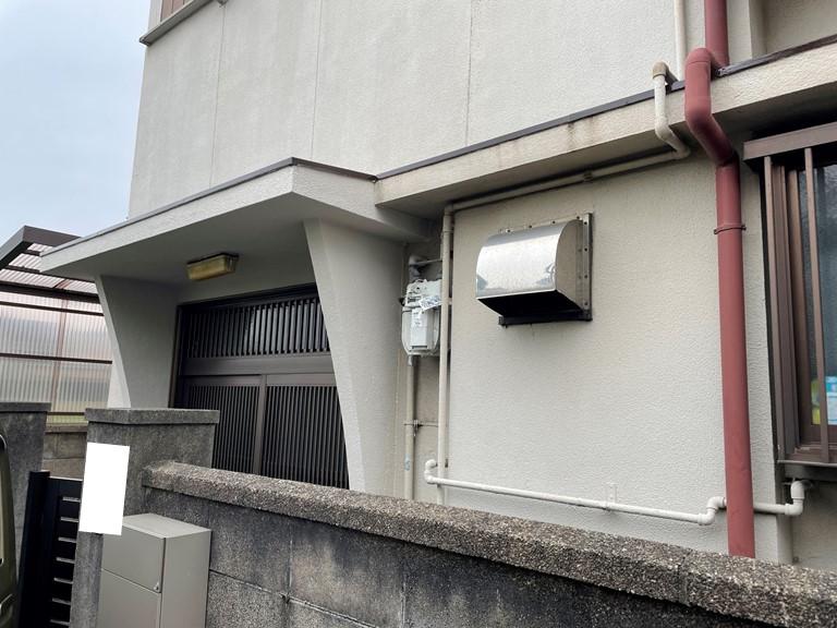 紀の川市で玄関庇と板金部分を塗装しました