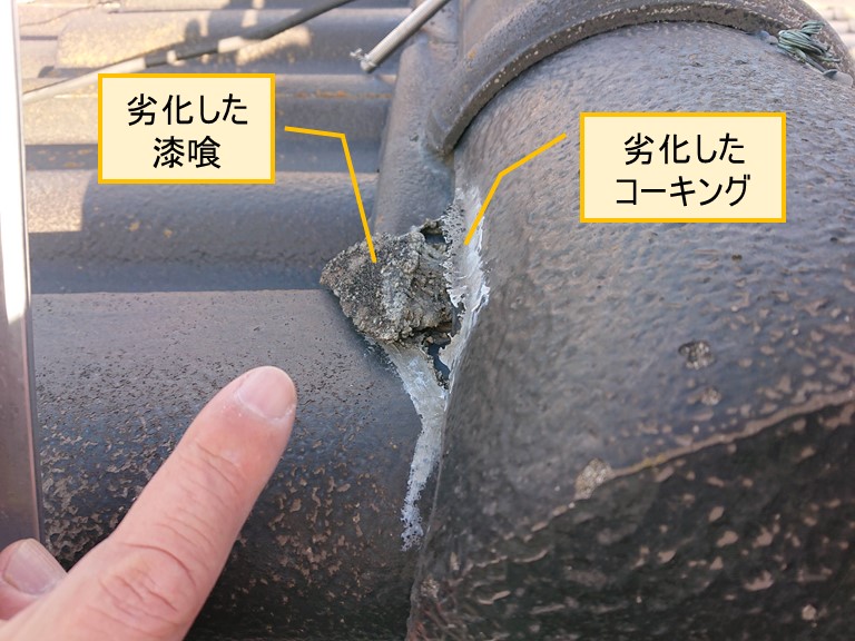 紀の川市で瓦の継ぎ目に詰められた漆喰とコーキングが取れてた