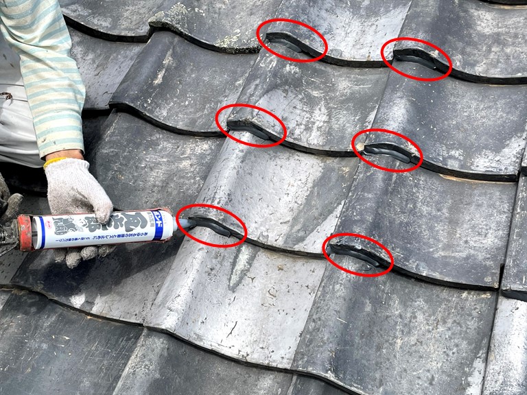紀の川市で瓦の補修でカバーロック工法を瓦専用のコーキングを充填します