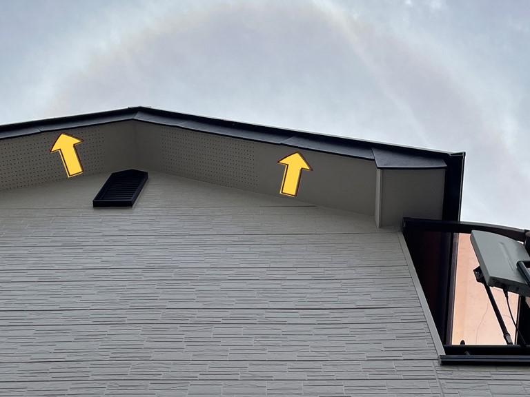 紀の川市で破風板が少し浮いてきていました