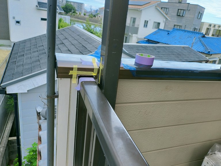 紀の川市で笠木の取合い部分にコーキング充填