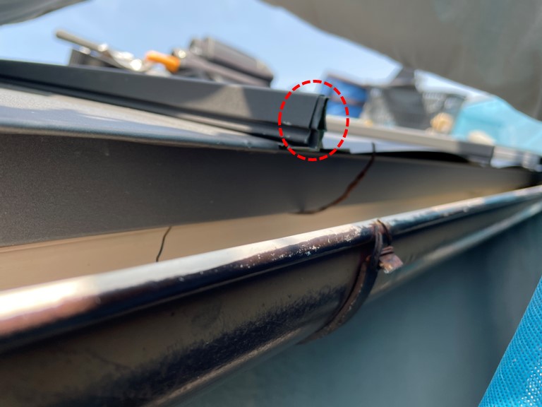 紀の川市で縦ハゼ葺きした先に隙間があります