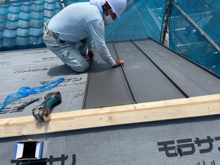 紀の川市で縦ハゼ葺き工法で金属屋根を葺きます