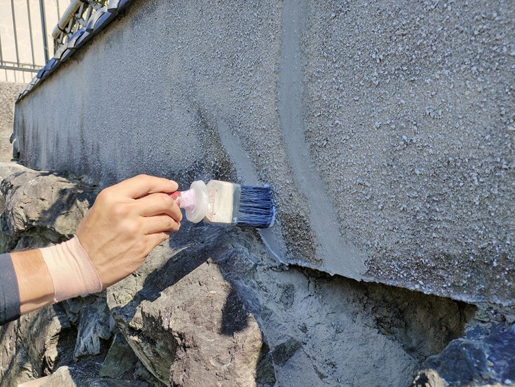 紀の川市で補修した塀にプライマー塗装