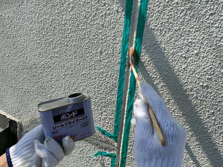 紀の川市で誘発目地にプライマー塗布