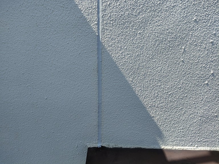 紀の川市で誘発目地に発生したクラックを補修しました