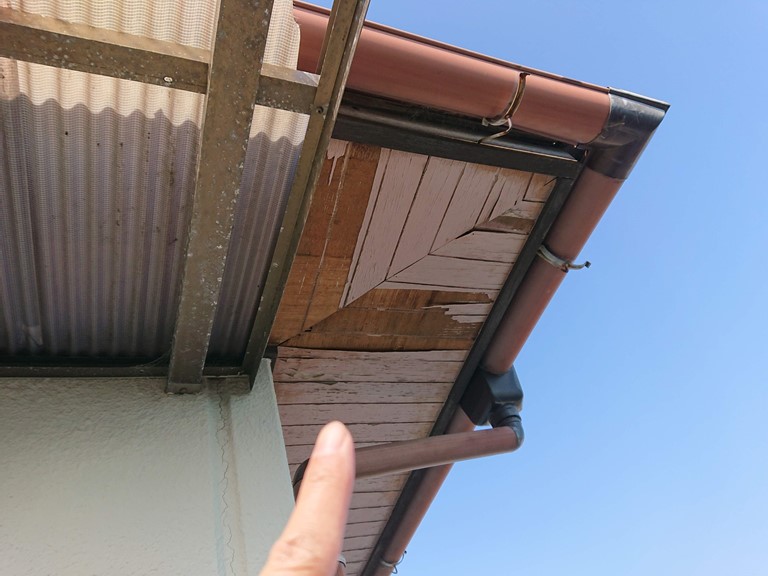 紀の川市で軒天を張り替えることになりました