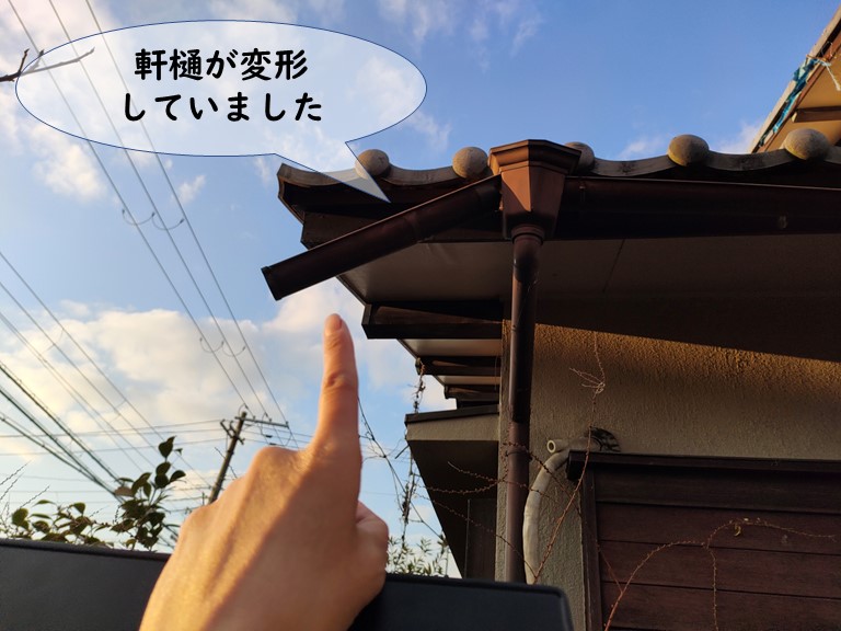 紀の川市で軒樋が変形していました