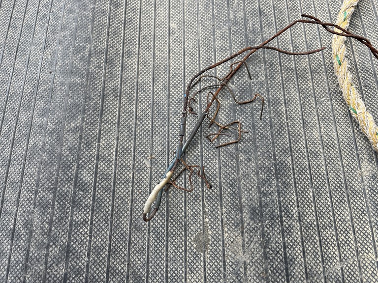 紀の川市で軒樋を固定する銅線を撤去します