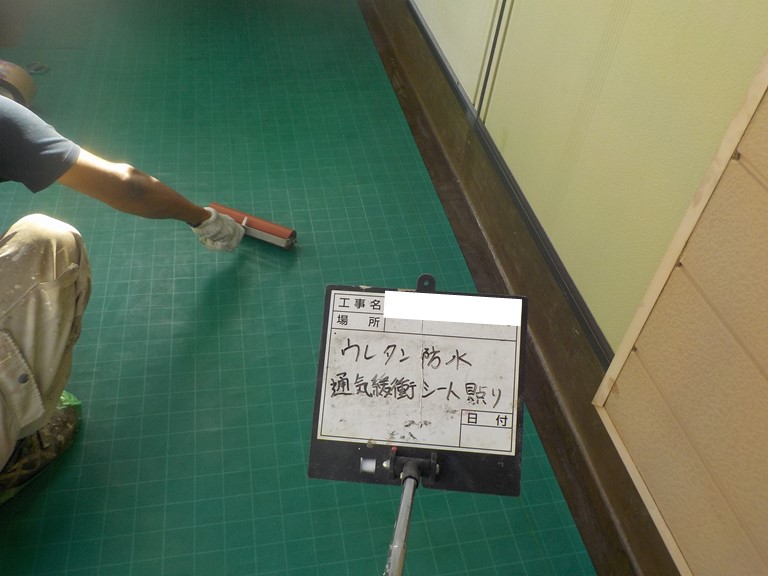 紀の川市で通気緩衝シートを貼って空気を抜きます