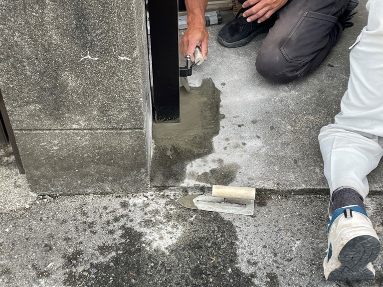 紀の川市で門柱を設置し扉を取り付けます