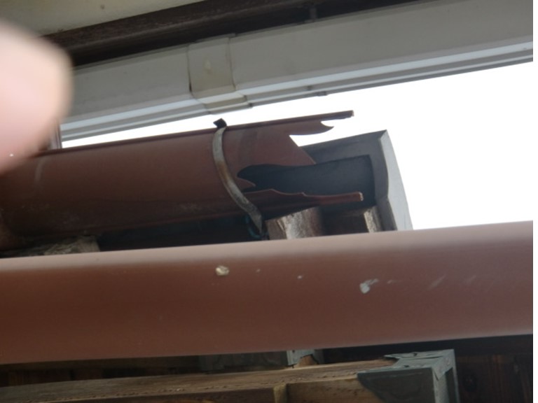 紀の川市で雨樋を修理します