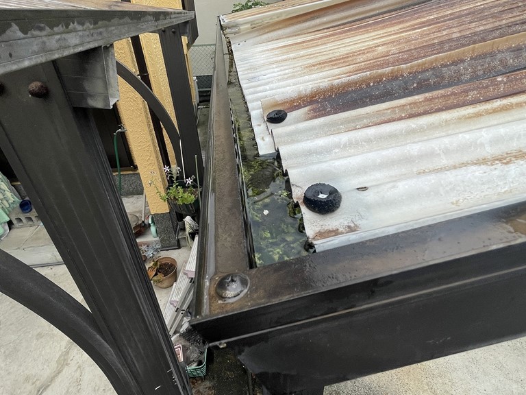 紀の川市で雨水を排水させる雨樋が詰まっています
