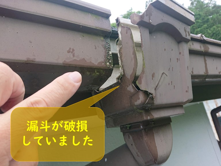 紀の川市で雨水を集める漏斗が破損し雨水が溢れていました