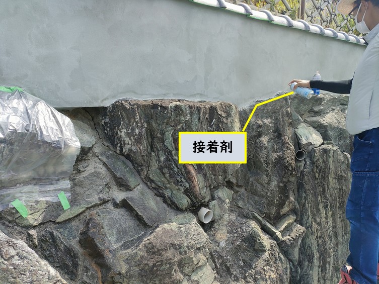 紀の川市で養生テープが付きやすいようスプレーの接着剤を使用