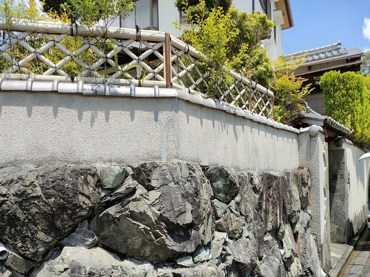 紀の川市の塀に発生したクラックを補修しました