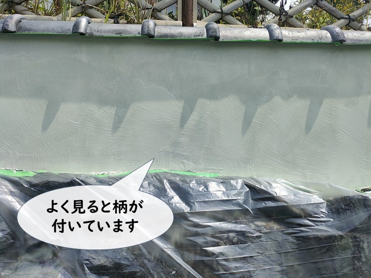 紀の川市の塀をよく見ると、柄がついています