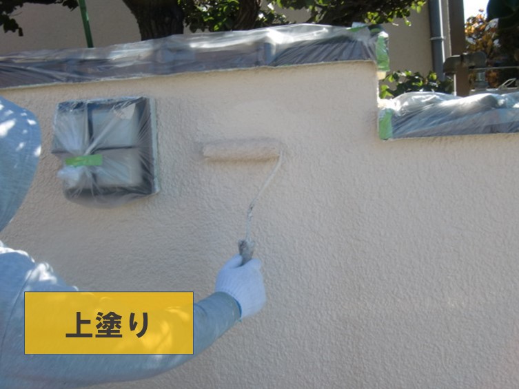 紀の川市の塀塗装で上塗りします