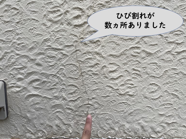 紀の川市の外壁にひび割れが数ヵ所発生