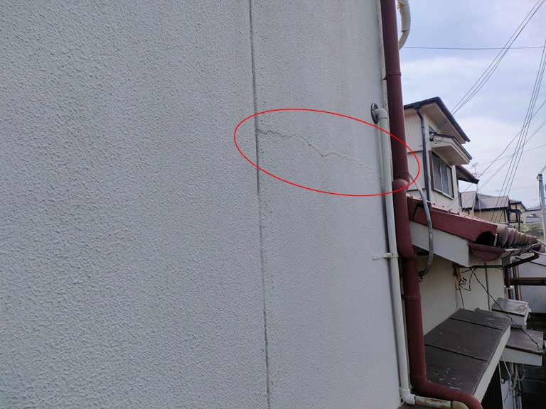 紀の川市の外壁に横にクラック発生