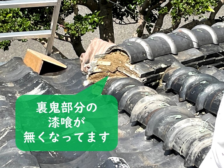 紀の川市の雨漏り調査で軒天を調査すると葺き土が流れた跡があります