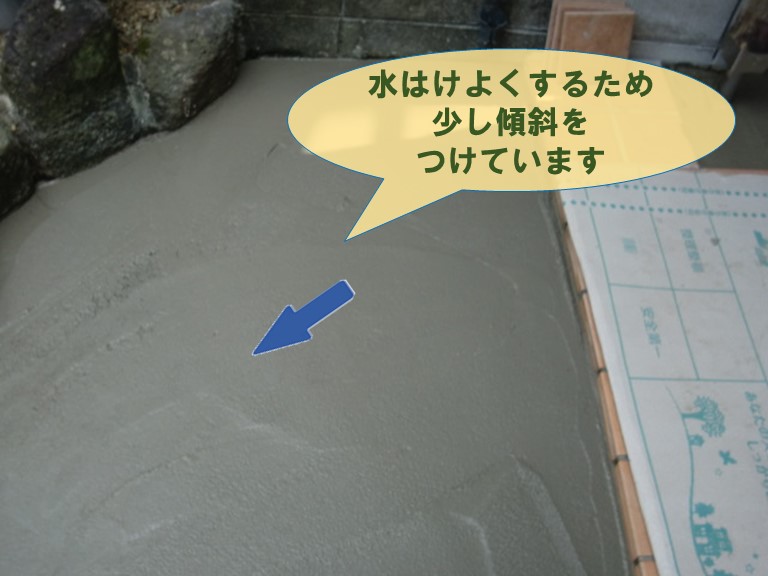 紀の川市の玄関アプローチ土間を施工するのに水はけがよくなるため傾斜を少し作ります