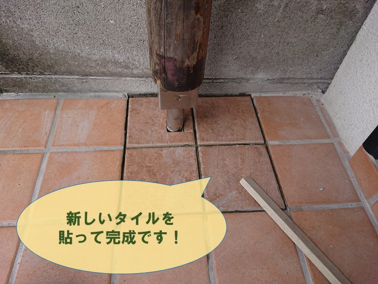 紀の川市の玄関屋根が歪みステンレス製の柱受けに交換しその周りをタイルで囲みました